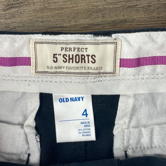Old Navy Women’s Black Perfect 5” Shorts, size 4 - Picture 2 of 8